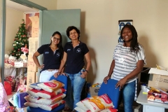 Os mantimentos entregues pelas colaboradoras Aderlaine e Regina, fora recebidos pela Carla  Mota, diretora do instituto.